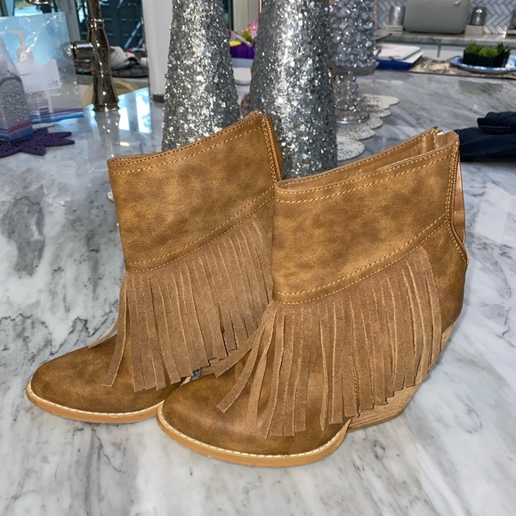 Like NEW! Very Volatile tan Fringe Bootie 6 - Picture 2 of 3